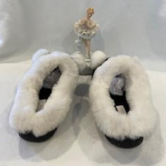 DEARFOAMS BLACK AND WHITE HOUSE SLIPPERS SIZE 7 - Picture 3 of 5